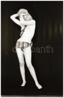 cca 1975 Mutassam vagy villantsam? Szolidan erotikus felvételek, 15 db vintage NEGATÍV, 36x24 mm