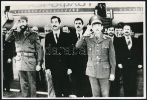 cca 1980 Havannában találkozott Fidel Castro és Szaddam Husszein, sajtófotó, 16,5x24,5 cm