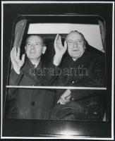 1970 Kádár János az MSZMP KB első titkára és Fock Jenő a Forradalmi Munkás-Paraszt Kormány elnöke a Nyugati pályaudvaron, vintage sajtófotó, 22x2x18,3 cm