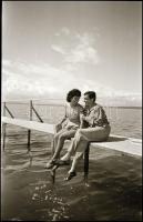 cca 1965 Rutkai Éva, Gábor Miklós, kínai bábosok a Balatonnál, továbbá Peti Sándor (1898-1973) színé...