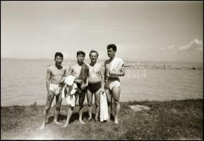 cca 1965 Rutkai Éva, Gábor Miklós, kínai bábosok a Balatonnál, továbbá Peti Sándor (1898-1973) színé...