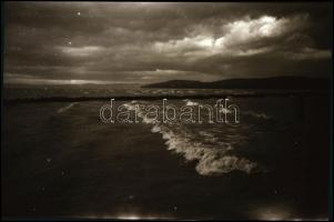 cca 1965 Rutkai Éva, Gábor Miklós, kínai bábosok a Balatonnál, továbbá Peti Sándor (1898-1973) színé...