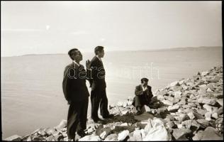 cca 1965 Rutkai Éva, Gábor Miklós, kínai bábosok a Balatonnál, továbbá Peti Sándor (1898-1973) színé...