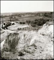 cca 1969 Keszthely és Cserszegtomaj határában levő Okkerbánya, 25 db vintage NEGATÍV Kotnyek Antal (1921-1990) budapesti fotóriporter hagyatékából, feliratozott negatívtartó tasakban, 6x6 cm
