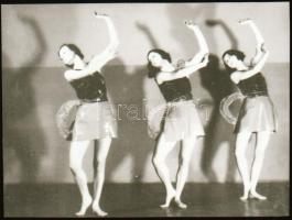 cca 1928 Szentpál Olga (1895-1968) mozgásművésznő, koreográfus, pedagógus és szakíró tánccsoportja, 1 db szabadon felhasználható NEGATÍV, 3,5x4,9 cm