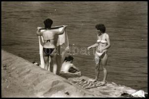 1975 Budapest, a Margitszigeten napfürdőzőkről készült felvétel sorozat, 17 db vintage NEGATÍV, 24x3...