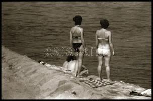 1975 Budapest, a Margitszigeten napfürdőzőkről készült felvétel sorozat, 17 db vintage NEGATÍV, 24x3...