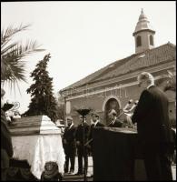 1979 Szentes, Bugyi professzor temetése, Demeter Sándor (?-?) szentesi fényképész és fotóriporter ha...