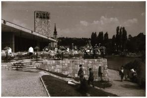 cca 1968 Budapest, a Feneketlen-tó és a Park vendéglő, jól áttekinthető látképek, mert a parkosítás ...