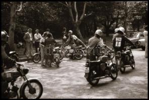 1987 Budapesti autós iskola, ahol a felvételeken főleg motorosok szerepelnek, 14 db vintage NEGATÍV,...