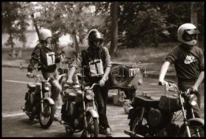 1987 Budapesti autós iskola, ahol a felvételeken főleg motorosok szerepelnek, 14 db vintage NEGATÍV,...
