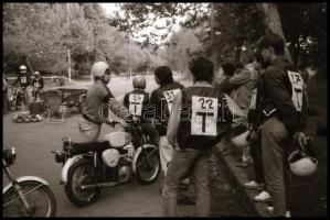 1987 Budapesti autós iskola, ahol a felvételeken főleg motorosok szerepelnek, 14 db vintage NEGATÍV,...