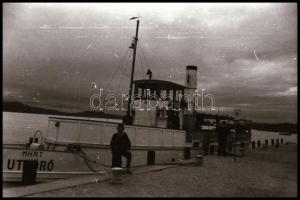 cca 1964 Az ,,Úttörő" nevű hajó a Balatonon, 2 db vintage NEGATÍV, Magyar Alfréd budapesti fotóművész felvételei, a tételben szereplő további 3 db negatív is a Balatonról készült, de nem az Úttörőt ábrázolja, 24x36 mm