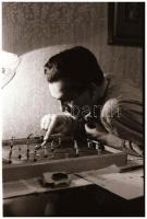 cca 1970 Rugós asztali foci használat közben, 17 db vintage NEGATÍV, Magyar Alfréd budapesti fotóműv...