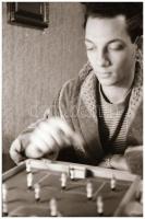 cca 1970 Rugós asztali foci használat közben, 17 db vintage NEGATÍV, Magyar Alfréd budapesti fotóműv...