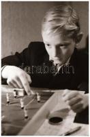 cca 1970 Rugós asztali foci használat közben, 17 db vintage NEGATÍV, Magyar Alfréd budapesti fotóműv...