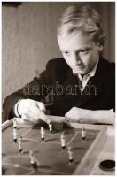 cca 1970 Rugós asztali foci használat közben, 17 db vintage NEGATÍV, Magyar Alfréd budapesti fotóműv...