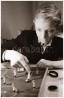 cca 1970 Rugós asztali foci használat közben, 17 db vintage NEGATÍV, Magyar Alfréd budapesti fotóműv...