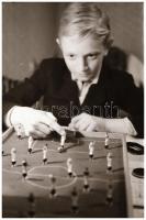 cca 1970 Rugós asztali foci használat közben, 17 db vintage NEGATÍV, Magyar Alfréd budapesti fotóműv...