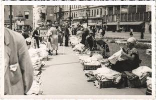 ~1935 Budapest VIII. Corvin előtti utcai piac textil árusokkal, Hangya Szövetkezeti üzlet a háttérben. photo