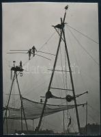 cca 1929 Kinszki Imre (1901-1945) budapesti fotóművész hagyatékából, jelzés nélküli vintage fotó (légtornászok), 6x4,5 cm