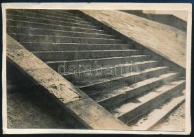 cca 1930 Kinszki Imre (1901-1945) budapesti fotóművész hagyatékából, jelzés nélküli vintage fotó (lépcső), 4,5x7 cm