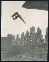 cca 1929 Kinszki Imre (1901-1945) budapesti fotóművész hagyatékából, jelzés nélküli vintage fotó (ugrás), 6,4x5 cm