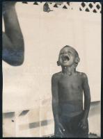 cca 1937 Kinszki Imre (1901-1945) budapesti fotóművész hagyatékából, jelzés nélküli vintage fotó (hideg zuhany), 6x4,5 cm