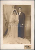 cca 1935 Rákosszentmihály, esküvői pár, Károlyi fényképész műtermi felvétele, vintage fotó, 23x17 cm, karton 29x20,6 cm