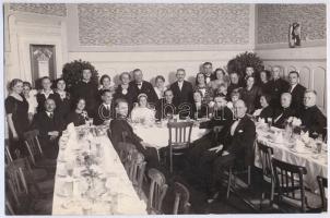 cca 1933 Lakodalmi társaság egy vendéglőben, az asztalon mindenütt söröspoharak, a falon a pécsi Littke pezsgő reklámja, 15x22,6 cm