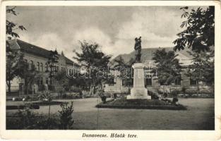 1935 Dunavecse, Hősök tere, Hősök szobra, emlékmű. Hangya és Takács kiadása (kis szakadás / small tear)