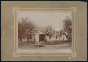 cca 1910 Falusi ház, vintage fotó, 11,3x15,2 cm, karton 17,2x24,8 cm
