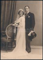 cca 1930 Esküvői pár műteremben, vintage fotó, 23,3x16,8 cm