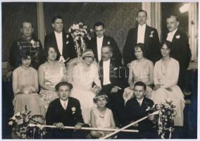 cca 1935 Esküvői csoportkép, a bal szélén katona sok kitüntetéssel, 15,3x22,2 cm