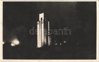 1948 Mohács, Hősök szobra, emlékmű éjjel kivilágítva. Sóss György felvétele (EK)