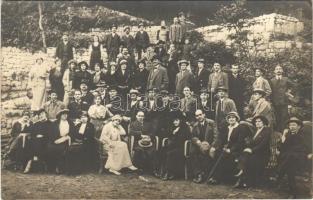 Brassó, Kronstadt, Brasov; csoportkép a várnál. Atelier Lang műterme / group photo at the castle