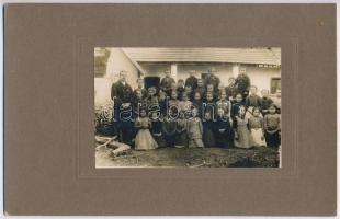 cca 1920 Osztatlan tanyasi iskola tanára és tanulói, vintage fotó, 9x14 cm, karton 16x24,8 cm