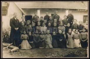 cca 1920 Osztatlan tanyasi iskola tanára és tanulói, vintage fotó, 9x14 cm, karton 16x24,8 cm