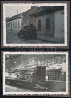 cca 1922 Automobil a vonaton és a ház előtt, 2 db vintage fotó egy családi albumból kiemelve, 4,3x6,5 cm