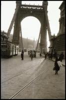 cca 1930 Budapest, a régi Erzsébet hídon oda-vissza régi villamosok, 2 db vintage NEGATÍV, 36x24 mm