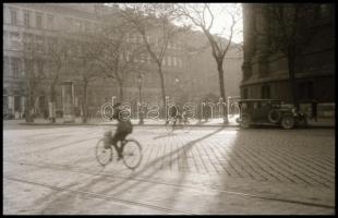 cca 1929 Automobilok Budapest utcáin, 4 db vintage NEGATÍV, de autók csak két felvételen láthatók, 24x36 mm