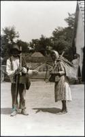 cca 1925 Teknővájó vándorcigányok, Kerny István (1879-1963) budapesti fotóművész hagyatékából 1 db vintage NEGATÍV, 10x7,2 cm