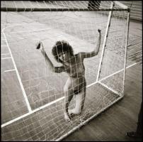 cca 1978 A kapus rövid pihenője, Menesdorfer Lajos (1941-2005) budapesti fotóművész hagyatékából, 1 db vintage NEGATÍV, 6x6 cm