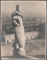 cca 1935 Kinszki Imre (1901-1945) budapesti fotóművész hagyatékából pecséttel jelzett, nagyméretű fotóművészeti alkotás (A királyi palota őrzője), sarkán kis törés, 29,5x23,5 cm