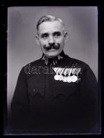 cca 1925 Katona sok kitüntetéssel, vintage NEGATÍV üveglemezen, 10x7,5 cm