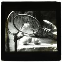 cca 1940 Teniszreklám, Fekete György (1904-1990) budapesti fényképész hagyatékából vintage DIAPOZITÍV üveglemezen, 8,4x8,4 cm