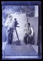 cca 1908 Eger, a fényképész önmagát csúfolja egy trükk felvételen (osztott képmező takarással, két expozícióval), vintage NEGATÍV üveglemezen, Gráf Rudolf egri fényképész hagyatékából, 12x8 cm