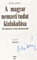 Szűcs Jenő: A magyar nemzeti tudat kialakulása. Két tanulmány a kérdés előtörténetéből. Szerk.: Zimonyi István. Magyar Őstörténeti Könyvtár. 3. Szeged, 1992, JATE. Kiadói papírkötés. Dienes István (1929-1995) régész, muzeológus névbejegyzésével és jegyzeteivel papírlapon.