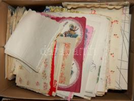 cca 1950-1980 kb 600 darabos szalvétagyűjtemény papíros dobozban