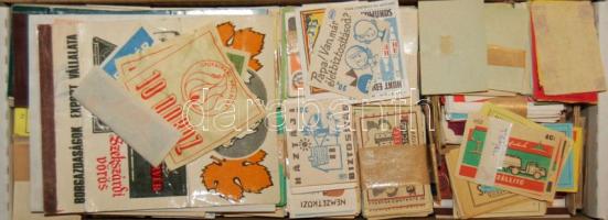 3539 db vegyes magyar és külföldi gyufacímke dobozban